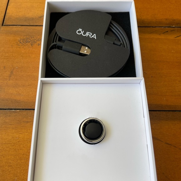 Oura ring Gen 3 silver size 7 used - Picture 2 of 9